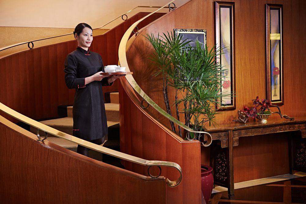 85 Sky Tower Hotel Καοσιούνγκ Εξωτερικό φωτογραφία A hotel butler in Hong Kong
