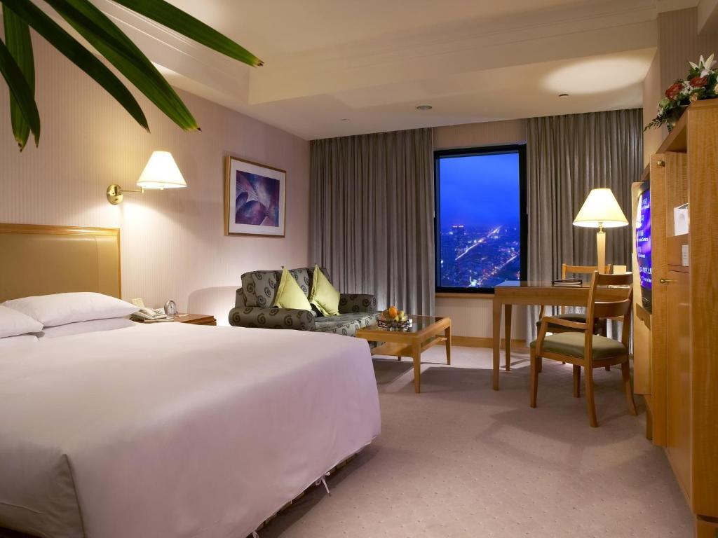85 Sky Tower Hotel Καοσιούνγκ Δωμάτιο φωτογραφία A room at the hotel