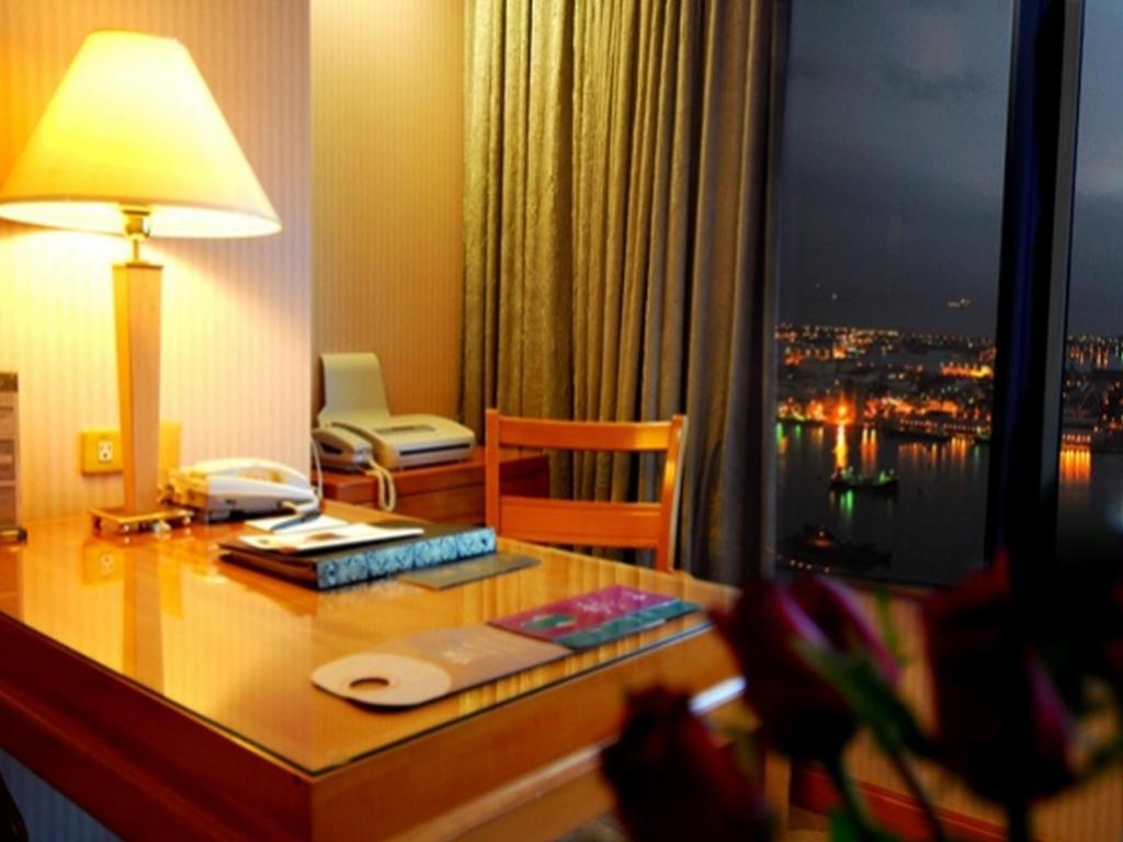 85 Sky Tower Hotel Καοσιούνγκ Δωμάτιο φωτογραφία A room at the hotel
