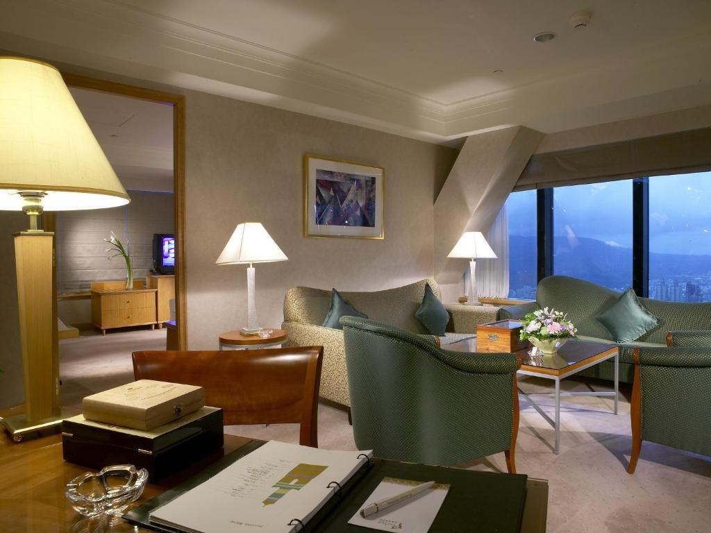 85 Sky Tower Hotel Καοσιούνγκ Δωμάτιο φωτογραφία A suite at the Mandarin Oriental, Tokyo