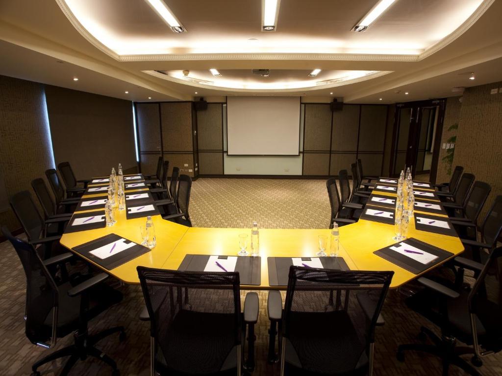 85 Sky Tower Hotel Καοσιούνγκ Εξωτερικό φωτογραφία Meeting room