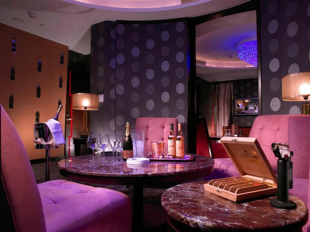 85 Sky Tower Hotel Καοσιούνγκ Εξωτερικό φωτογραφία The bar at the Mandarin Oriental, Paris