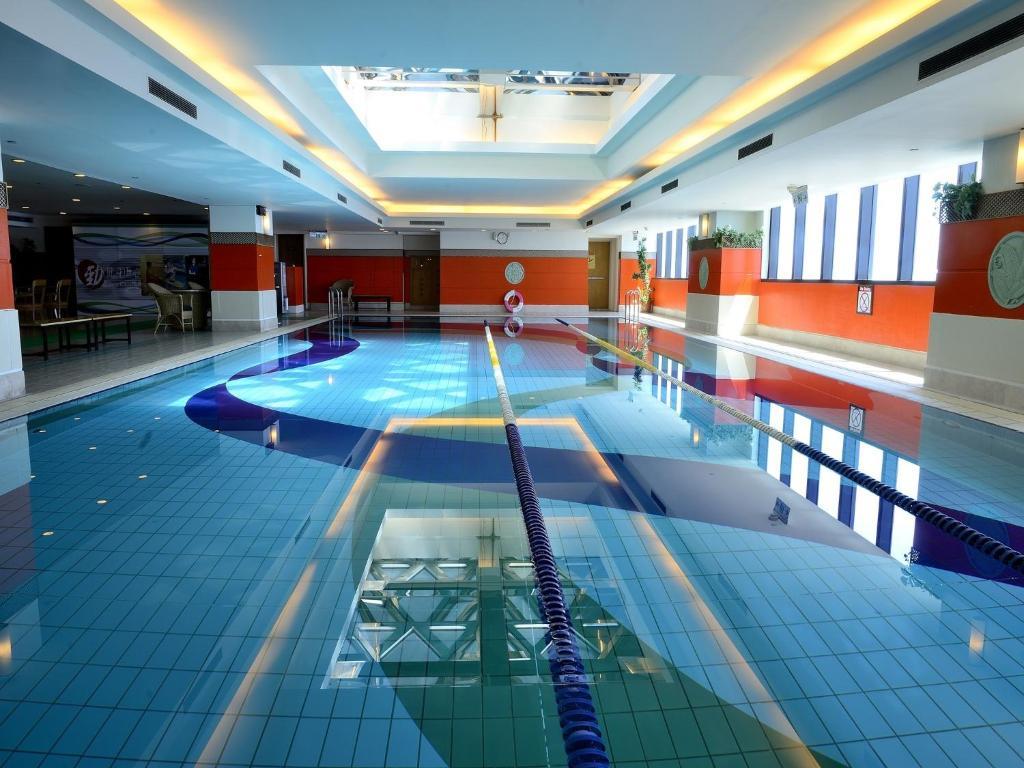 85 Sky Tower Hotel Καοσιούνγκ Εξωτερικό φωτογραφία Swimming pool