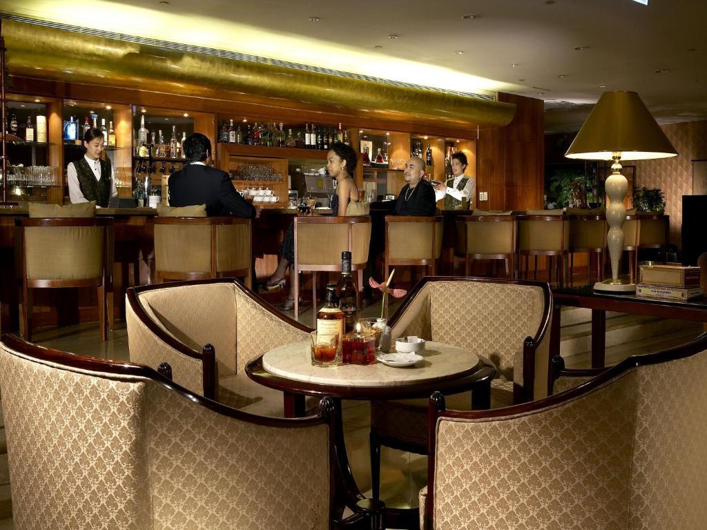 85 Sky Tower Hotel Καοσιούνγκ Εστιατόριο φωτογραφία The bar at the Conrad Hong Kong