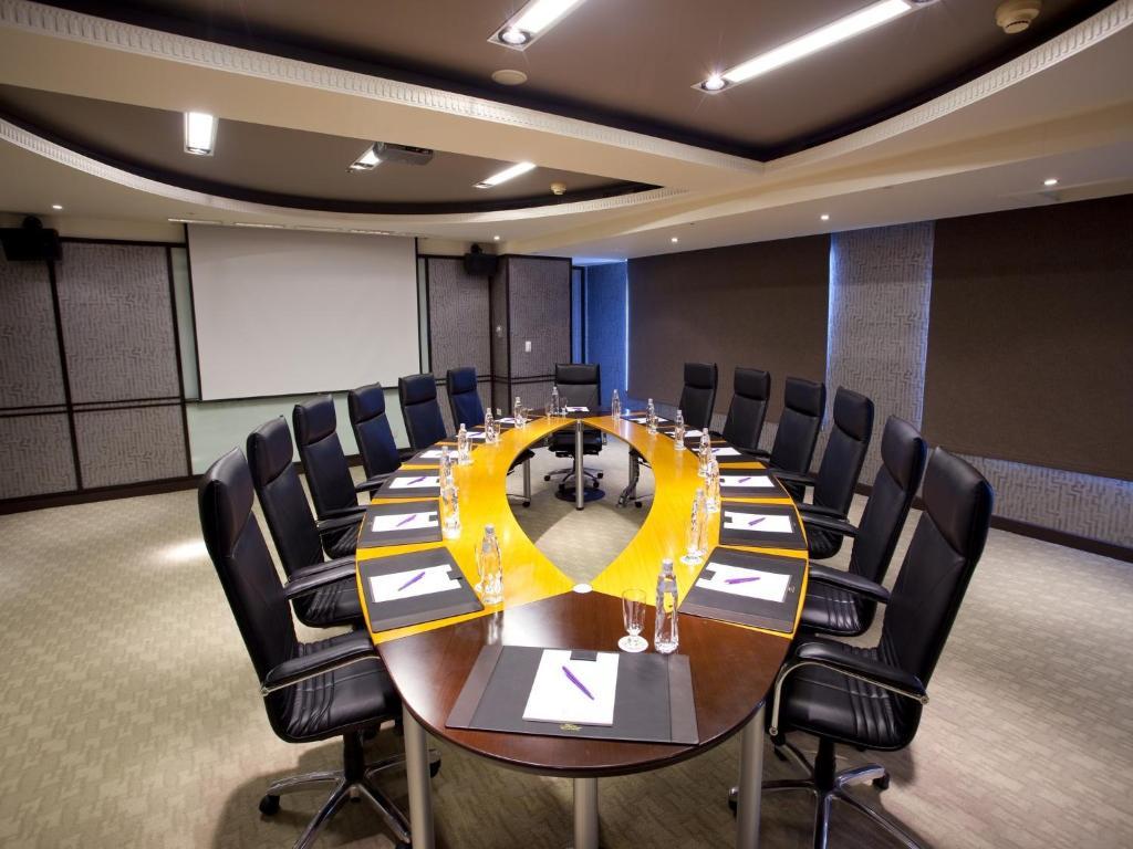 85 Sky Tower Hotel Καοσιούνγκ Εξωτερικό φωτογραφία A boardroom