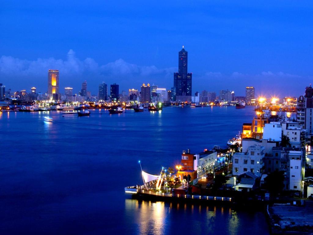 85 Sky Tower Hotel Καοσιούνγκ Εξωτερικό φωτογραφία Keelung Harbor at night