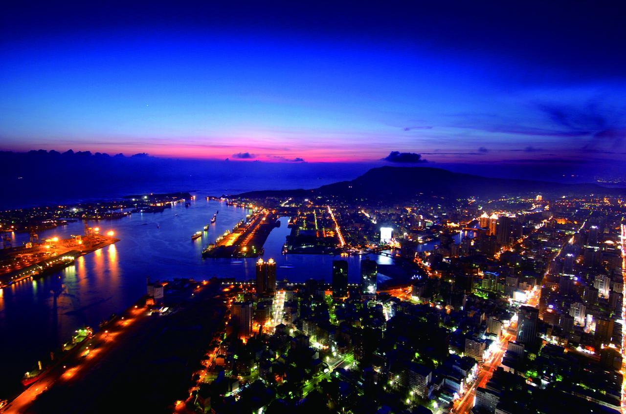 85 Sky Tower Hotel Καοσιούνγκ Εξωτερικό φωτογραφία View of Piraeus at night