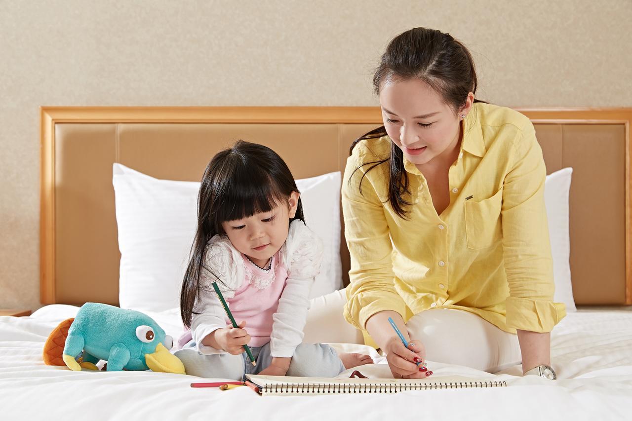 85 Sky Tower Hotel Καοσιούνγκ Εξωτερικό φωτογραφία A mother and her child