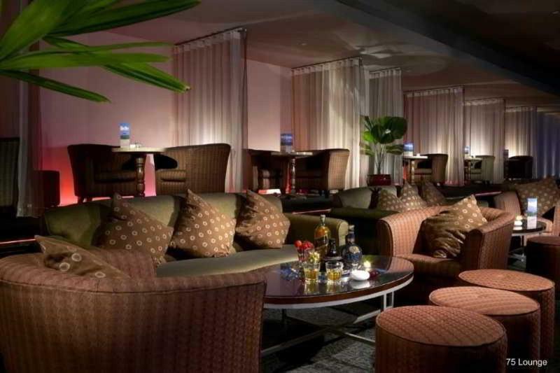 85 Sky Tower Hotel Καοσιούνγκ Εξωτερικό φωτογραφία The interior of the lounge